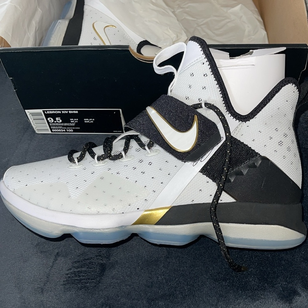 Lebron XIV BHM Brand New
never worn
Size 9.5 - Picture 2 of 5
